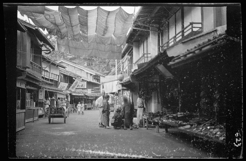 onceuponatown:Japan, 1908. Photos by Arnold Genthe.