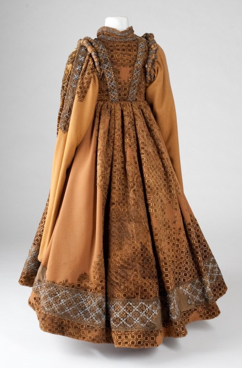 fashionsfromhistory:Child’s Court Dress1600A special jewel of costume and costume collection of Lipp