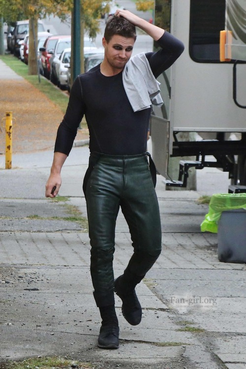 outoftheclosetshipper:  itsarrowbaby:  sue-78:    Stephen Amell on the sets of Arrow in Vancouver  X  RAWRRRR  On a side note, I can’t believe those pants have little zip pockets. What on EARTH would fit in there?! ;)  Oh dearie me… 