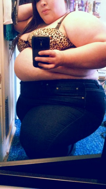 bigcutieaspen:  Muffin top belly! About to pop ;)
