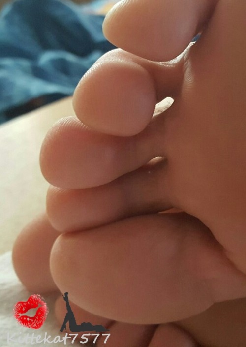 kittekat7577:  Sunkissed toes and soles ☀️👄👣  💋 Kittekat7577