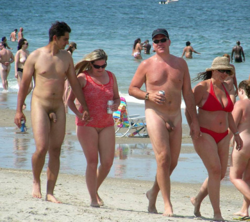 nudist4life25:Couples enjoying themselves at the beach, carefree.