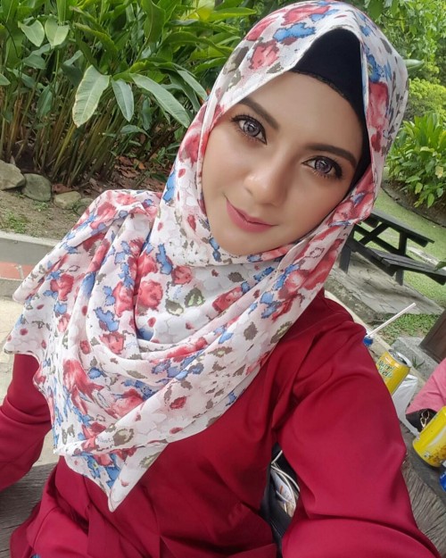 awekcomel:  Koleksi Zalfa Zin bertudung 