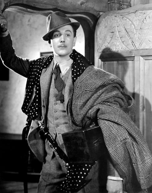 covergirlsanddancingcavaliers: Michael Redgrave in The Lady Vanishes (1938)