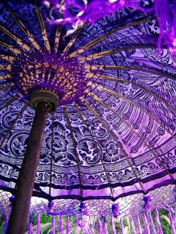 themagicfarawayttree:  Balinese parasol by sallyfrancis on Flickr 