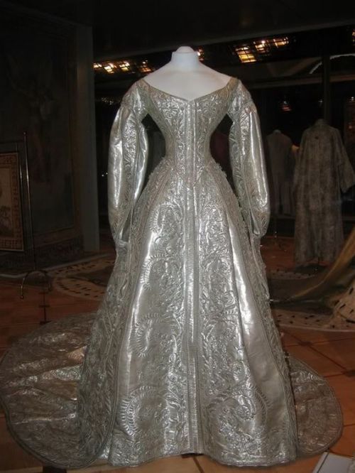 shewhoworshipscarlin:Coronation dress of Marie Feodorovna, made of pure silver cloth, 1883.