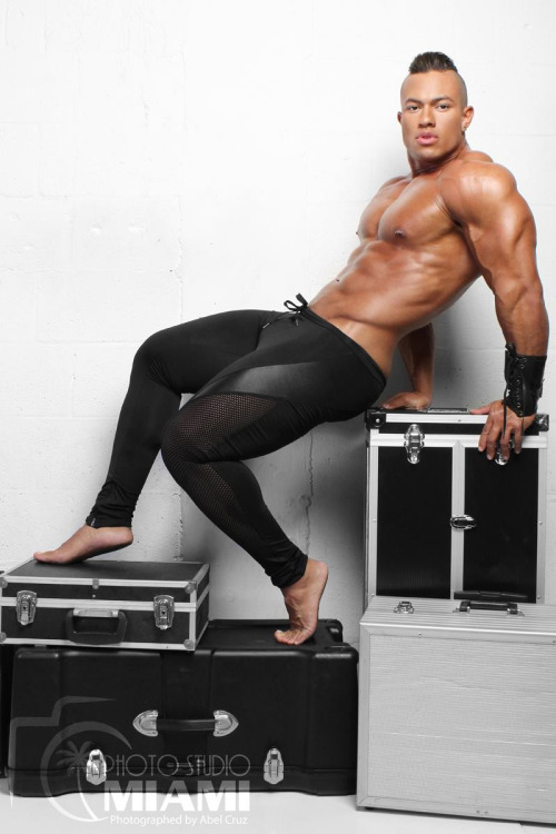 myfavoritemusclemen:Oscar Hernandez