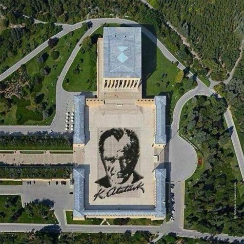 bulutlarkadarnarin:  klankarussell:  Anıtkabir’de 6.000 kişiyle en büyük Atatürk portresi yapıldı.  ➰ 