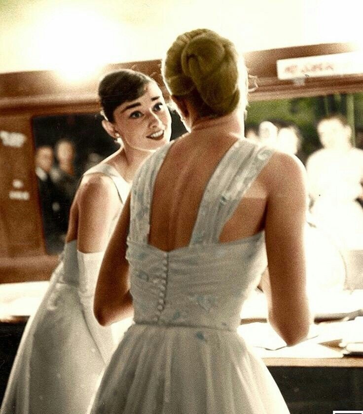 abighail:    audrey hepburn &amp; grace kelly backstage at the 1956 oscars 