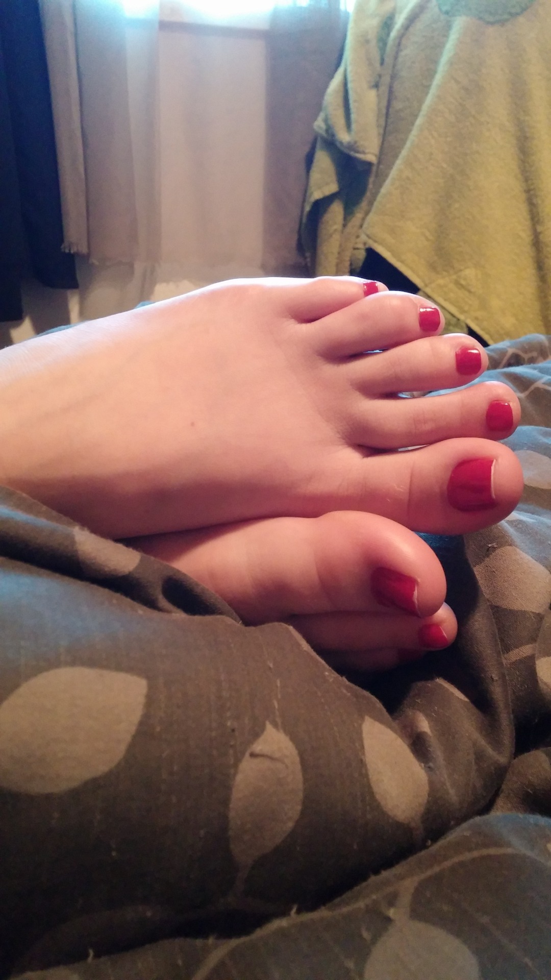myfriendsprettyfeet:  Another cute submission. I like candid style photos :) 