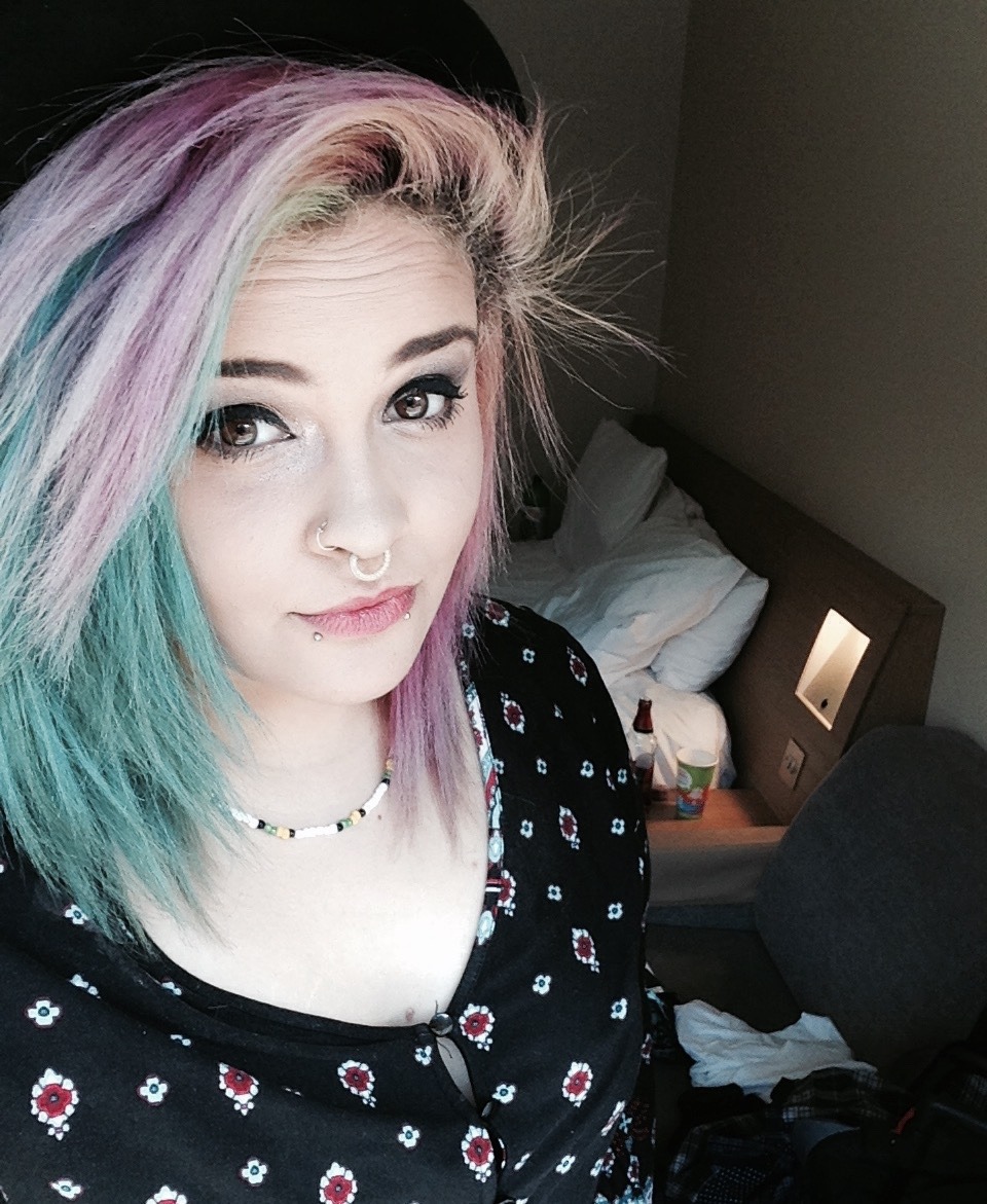 0urskin:  uklesbians:  come say hey   www.peace-and-b00bs.tumblr.com  my fave