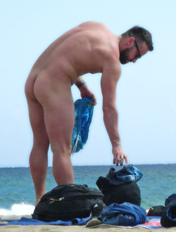 alanh-me:  131k+ follow all things gay, naturist and “eye catching”  