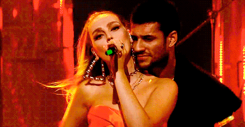 dailyedwards:Woah, you put your hand on my waist And then you pull me close Boy, I promise I won&rsq