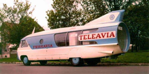 rollersinstinct:  Some of the weird and wonderful vehicles from the Tour de France’s caravan found on Mario the Multipla. 