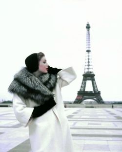 wehadfacesthen:  Suzy Parker at the Eiffel