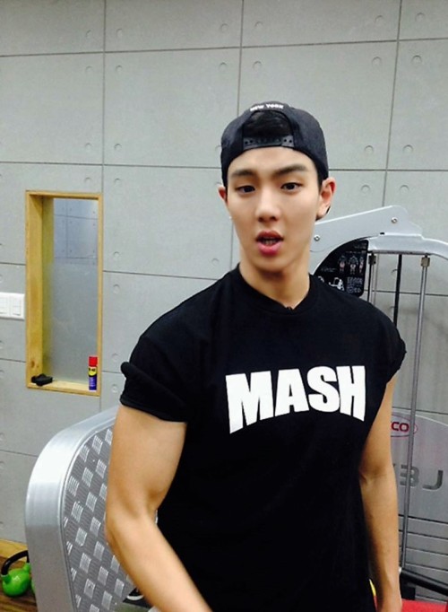 juyumyn:  menonlist:  kseoulsunshine:  Things to love about Shownu: those strong arms.     진짜 셔누 얼굴은 애기인데 팔뚝은 볼때마다 꼴린다