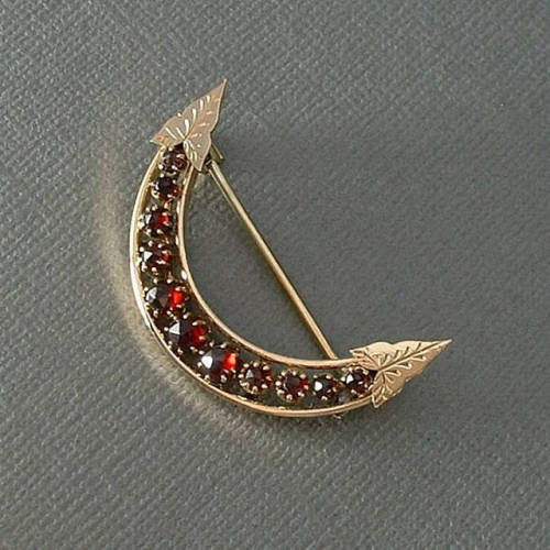 Antique VICTORIAN Bohemian GARNET Brooch CRESCENT Moon Rose-Cut Garnets Engraved Leaves c.1890&rsquo