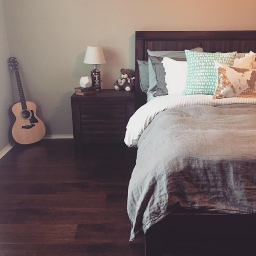 The new bedroom!. . . #bedroom #bedroomdecor #h&m #linen #linenduvet #decor #newhome #newhomeo