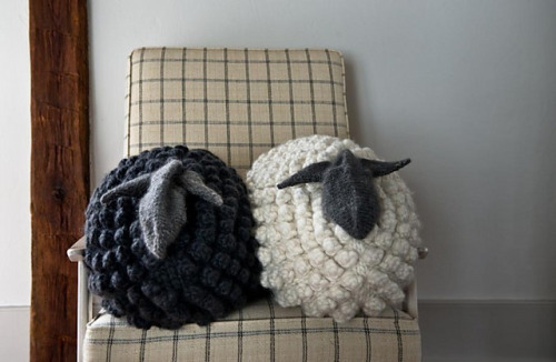 stitcherywitchery: Bobble Sheep Pillow in Gentle Giant – a free knitting pattern by Purl Soho.  