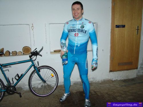 bulgemaster2:  Gaycycling_Christian26_AllDay-FreshenUp
