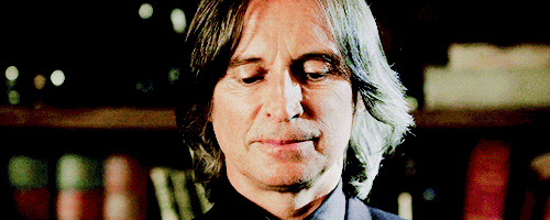 rumplestiltskin:that devilishly handsome smile ಠ‿ಠ 
