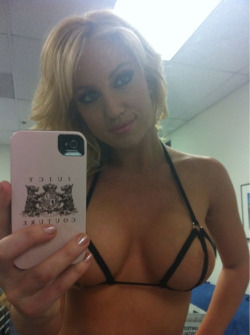 girlsnbabes:  Hot Girls N Babes Showing their Selfshots