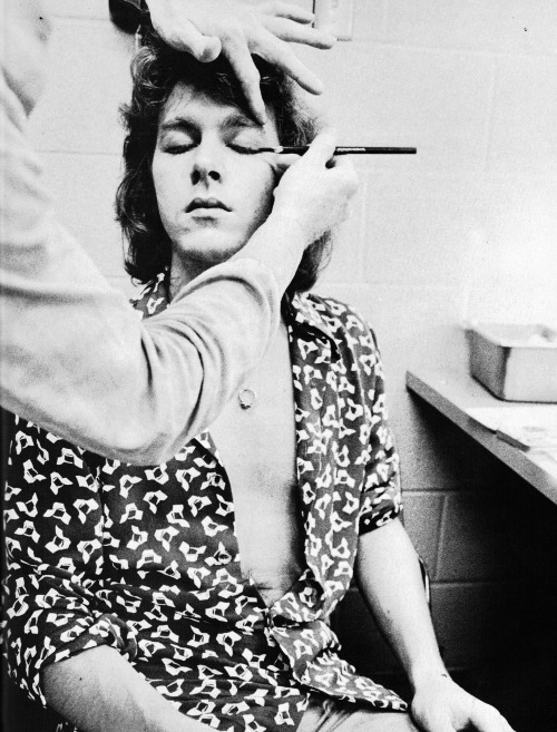 twinkjaredarchived-blog:  Taylor backstage getting his makeup put on during STP (Stones Touring Part