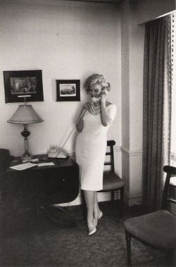 audreyandmarilyn: Marilyn Monroe on the phone