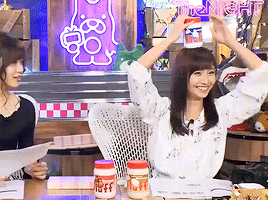 masatokusaka:  The theme for this episode’s food report segment was “companions for bread,” and the first thing Ayachan tried was Marshmallow Fluff! When Ayachan opened up the vanilla Marshmallow Fluff, she said that it seemed like ointment! After