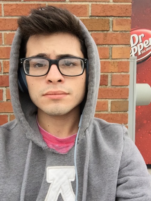 chill-itscool:  chill-itscool:An actual time lapse of me being shocked at how pal/sickly I look, then trying to  make it work, and then realizing I can’t make this color work and that I just need to wait for the sun to be a normal thing again  omg ya’ll….