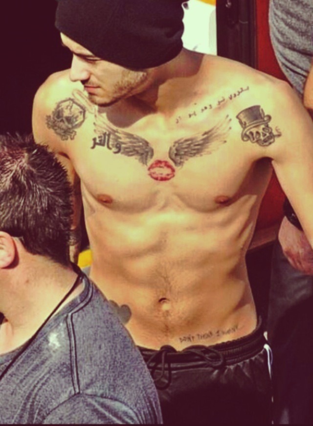 bottom4liam:  Zayn malik shirtless appreciation. 
