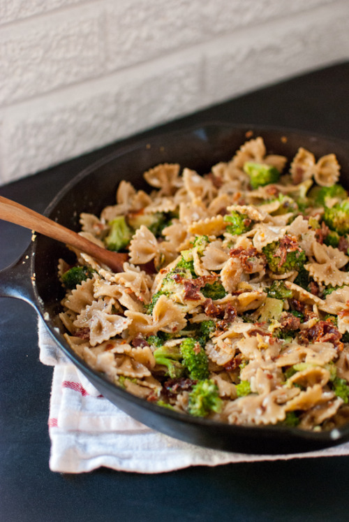 prettypasta:Spicy Sun Dried Tomato and Broccoli Pasta
