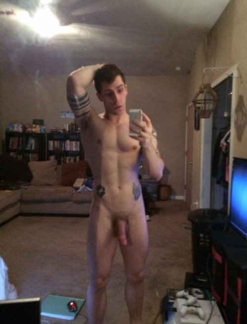 lycanink:  colungafrank:  Ethan Stark       Sexy fucker 