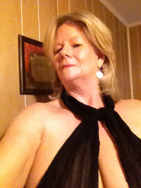 ready4fuck-milf:  Name: Kimberly Married: No Pictures: 38 Looking: Date/Sex/Pics exchange Link to her profile: HERE