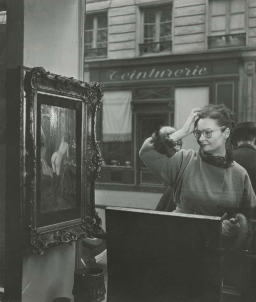 luzfosca:Robert Doisneau. Pedestrians Looking at Painting of a Nude in Paris Antique Shop Window, 19