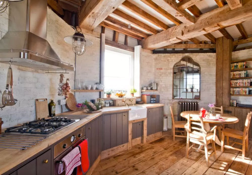gravity-gravity:  Old Smock Windmill in Kent via Airbnb