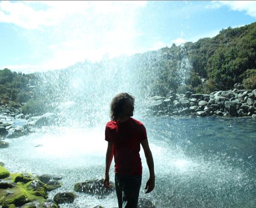 jibunhime:   Behind a waterfall. (Whakapapa, New Zealand)  What a beautiful sight. The waterfall is quite pretty too. 
