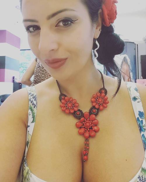 Have a look at this wonderfull sweet and pretty face. Isn’t She adorable? Mistress Ezada Sinn