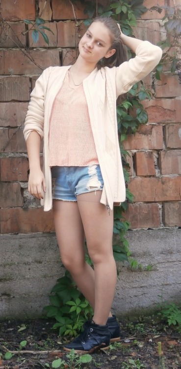 pantyhosefashionqueens: Cardigan, shirt, shorts and tights