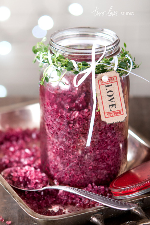 diychristmascrafts:DIY 2 Ingredient Red Wine Sea Salt Recipe from Two Loves. Cheap, easy and expensi
