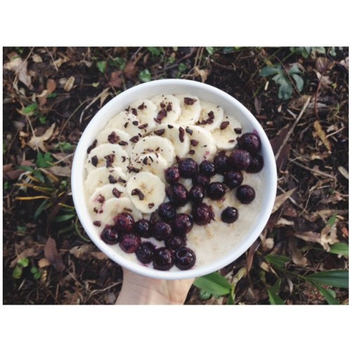 {Banana coconut sugar oatmeal topped with banana, frozen blueberries and cacao nibs} 🌸👌