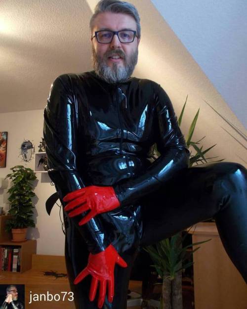 Credit to @janbo73 : #latex #rubber #rubberman #latexsuit #catsuit #gay #gayfetish #instagay #nofilt