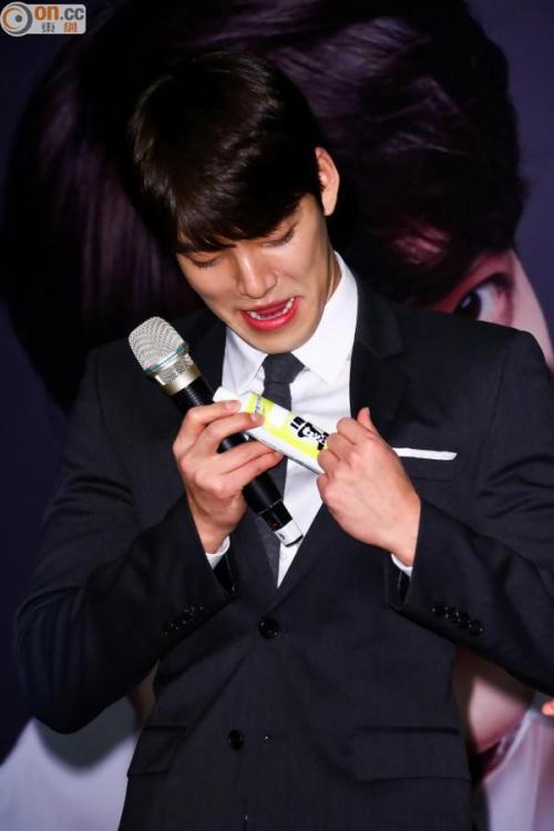 150424 WooBin @ Taiwan Press Conf.Smile,smile,smile ～ he just want the whitening toothpaste ^^