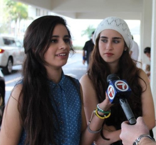 queend5hever: Lauren Jauregui admiring her girlfriend Camila Cabello