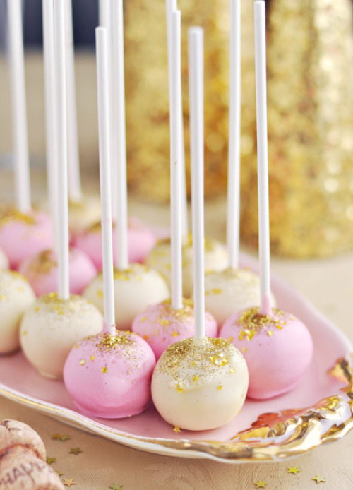 decadentdessertsblog:DIY Pink Champagne Cake Pops or Cake Recipe from Sweetapolita.Make this party d
