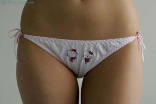 (via Cute Hello Kitty String Bikini Panties - Suicide Betties XXX) 