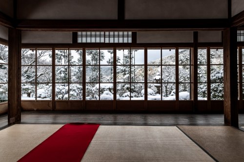 Snow viewing at Jikkoin and Hosenin temples in Ohara (near Kyoto), winter sceneries (snowy persimmon