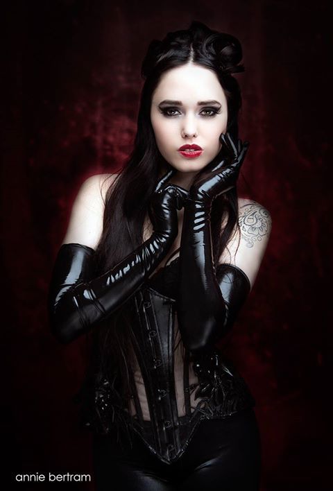 gothicandamazing:   Photography: Annie BertramModel: LamacraMake up &amp; hair: