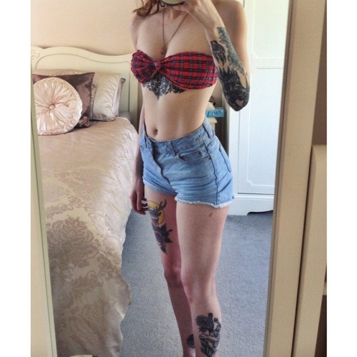 megan-foster:  Time to sunbathe 😎