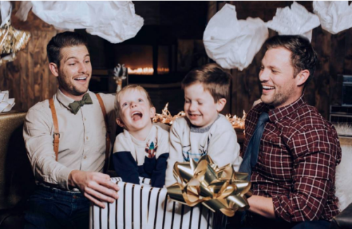 lgbtlovecomesfirst:6 adorable pics of LGBTI parents celebrating the holidays with their kids‘With th